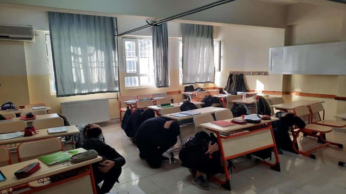 Deprem Anında Okul Tahliye Tatbikatı Tüm Personel ve Öğrencilerin Katılımıyla Gerçekleştirildi